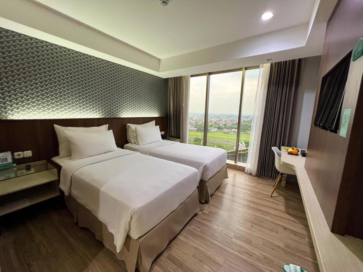 อโยลา ซันไรส์ โมโจเกอร์โต Hotel Mojokerto ภายนอก รูปภาพ